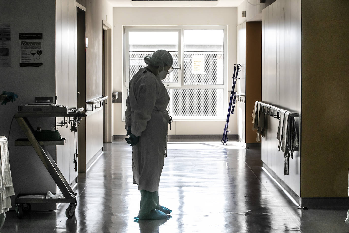 Hospital San Pedro. No son héroes, pero casi. En las UCI o en planta, la agotadora lucha diaria de los sanitarios logra liberar a cientos de pacientes riojanos de las, a veces, devastadoras garras del coronavirus «Es imposible desconectar. Ha sido muy duro. ¿Que si he llorado? Mucho, en casa y aquí», confiesa una enfermera de la UCI. FOTOS DE JUSTO RODRÍGUEZ