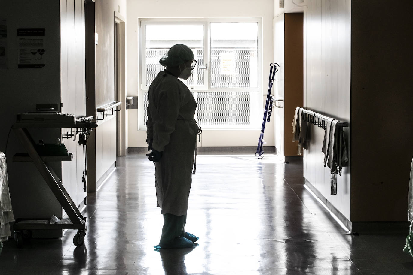 Hospital San Pedro. No son héroes, pero casi. En las UCI o en planta, la agotadora lucha diaria de los sanitarios logra liberar a cientos de pacientes riojanos de las, a veces, devastadoras garras del coronavirus «Es imposible desconectar. Ha sido muy duro. ¿Que si he llorado? Mucho, en casa y aquí», confiesa una enfermera de la UCI. FOTOS DE JUSTO RODRÍGUEZ