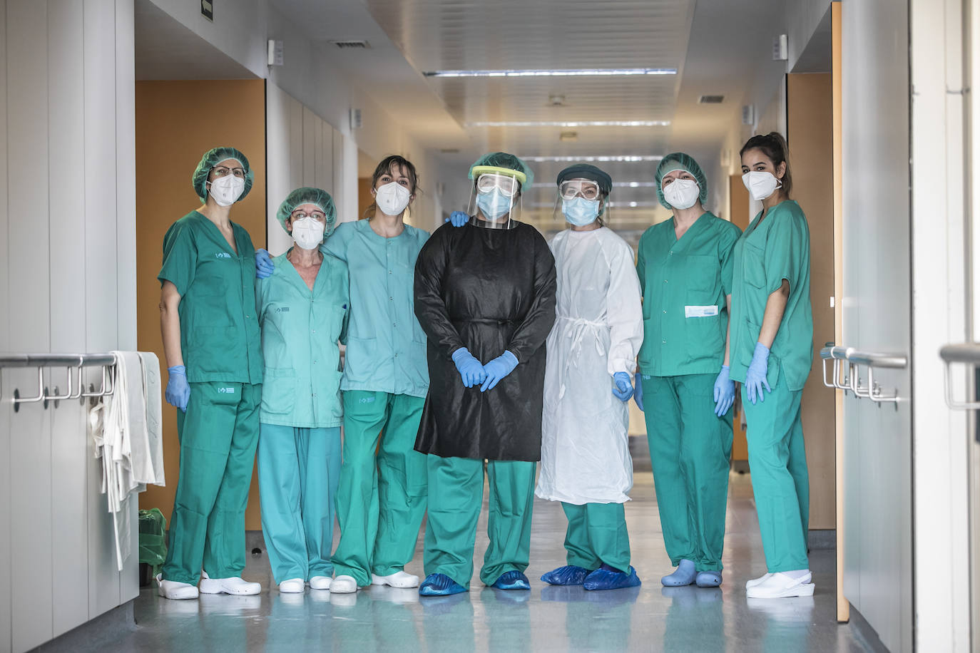 Hospital San Pedro. No son héroes, pero casi. En las UCI o en planta, la agotadora lucha diaria de los sanitarios logra liberar a cientos de pacientes riojanos de las, a veces, devastadoras garras del coronavirus «Es imposible desconectar. Ha sido muy duro. ¿Que si he llorado? Mucho, en casa y aquí», confiesa una enfermera de la UCI. FOTOS DE JUSTO RODRÍGUEZ