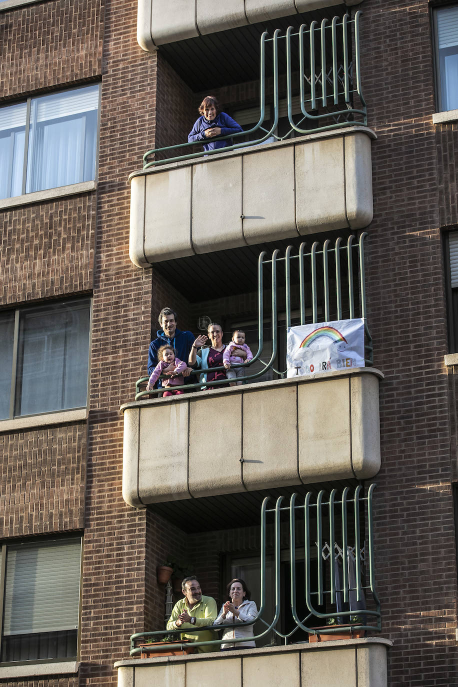 Los ciudadanos salen a los balcones para seguir mostrando el respeto que merecen quien nos cuida a todos