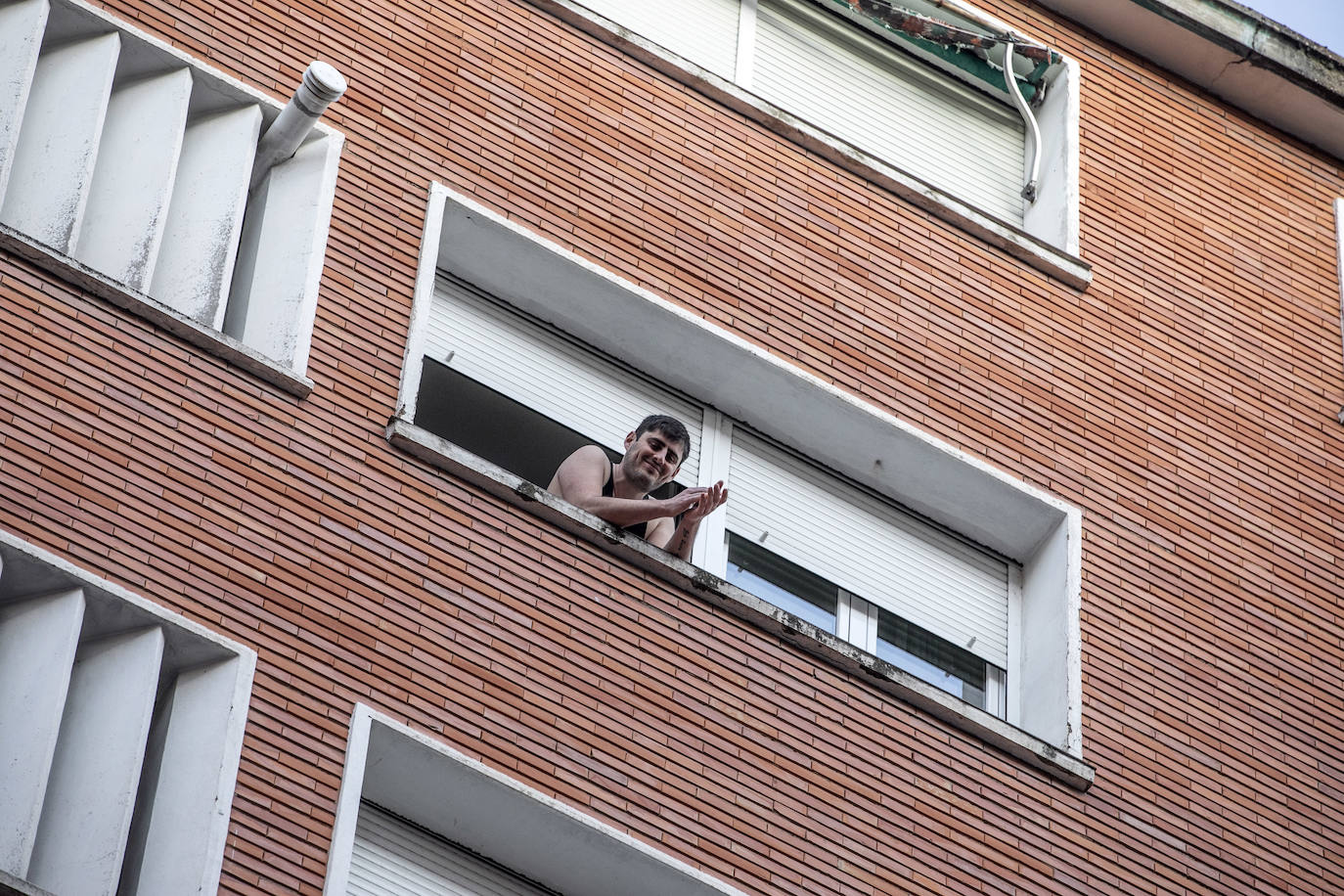 Los ciudadanos salen a los balcones para seguir mostrando el respeto que merecen quien nos cuida a todos