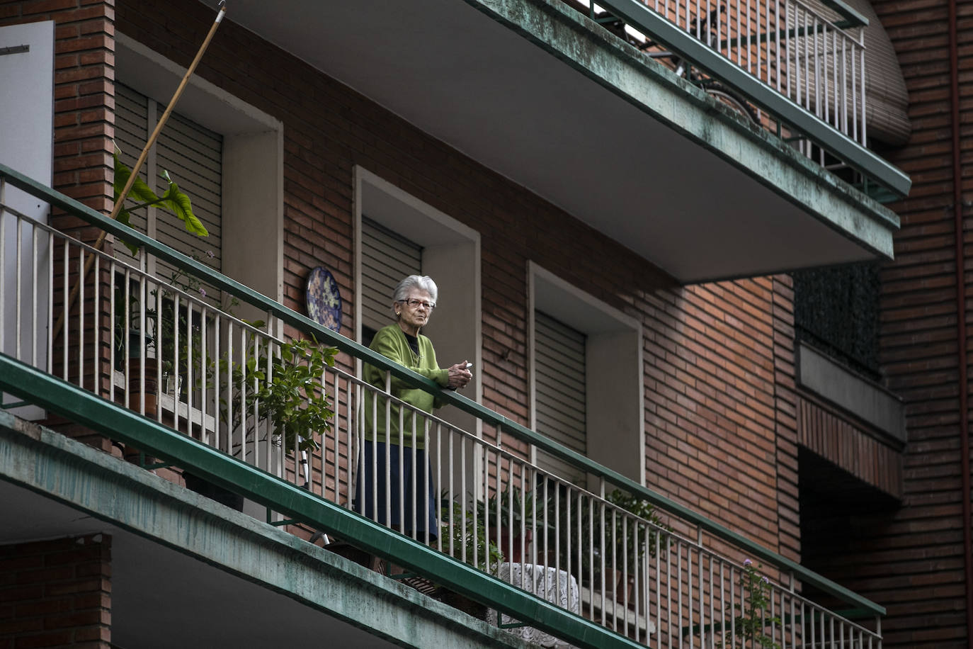 Los ciudadanos salen a los balcones para seguir mostrando el respeto que merecen quien nos cuida a todos