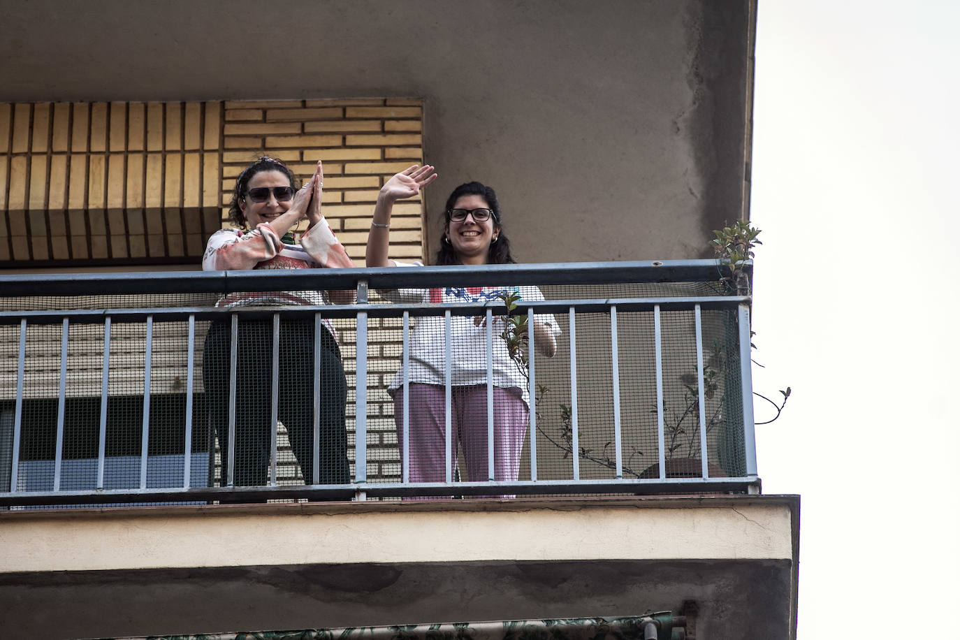 Los ciudadanos salen a los balcones para seguir mostrando el respeto que merecen quien nos cuida a todos