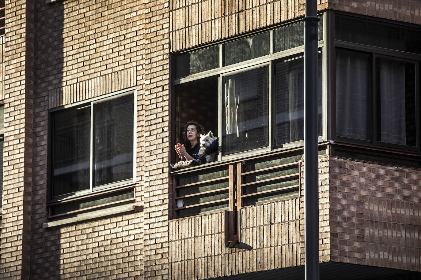 Los ciudadanos salen a los balcones para seguir mostrando el respeto que merecen quien nos cuida a todos