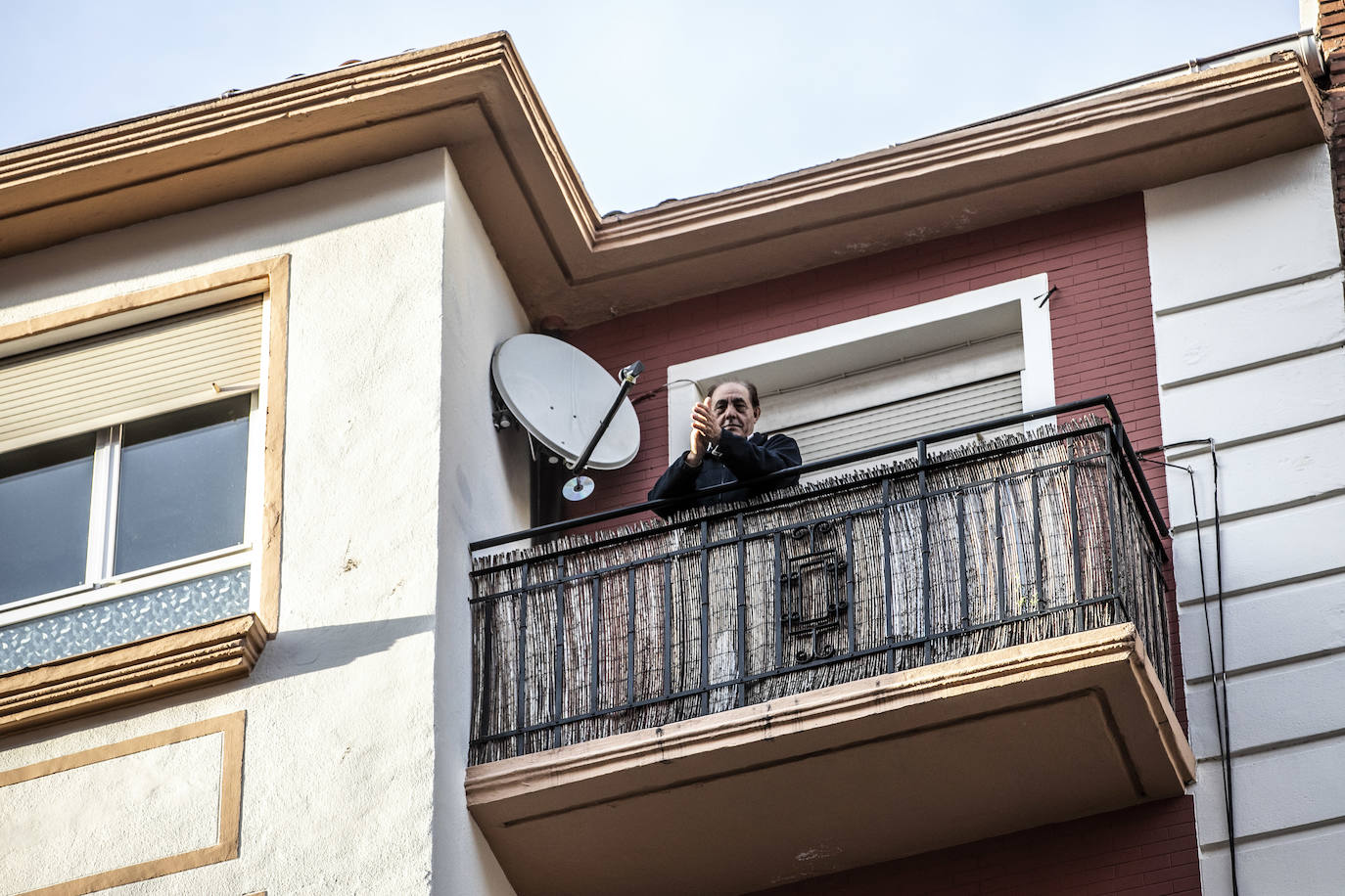 Los ciudadanos salen a los balcones para seguir mostrando el respeto que merecen quien nos cuida a todos