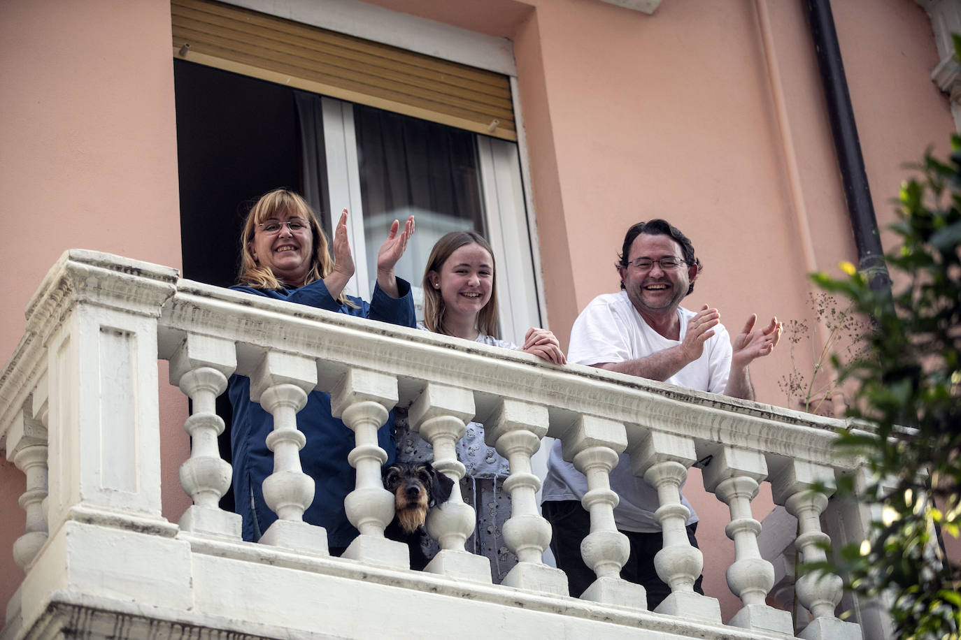 Los ciudadanos salen a los balcones para seguir mostrando el respeto que merecen quien nos cuida a todos