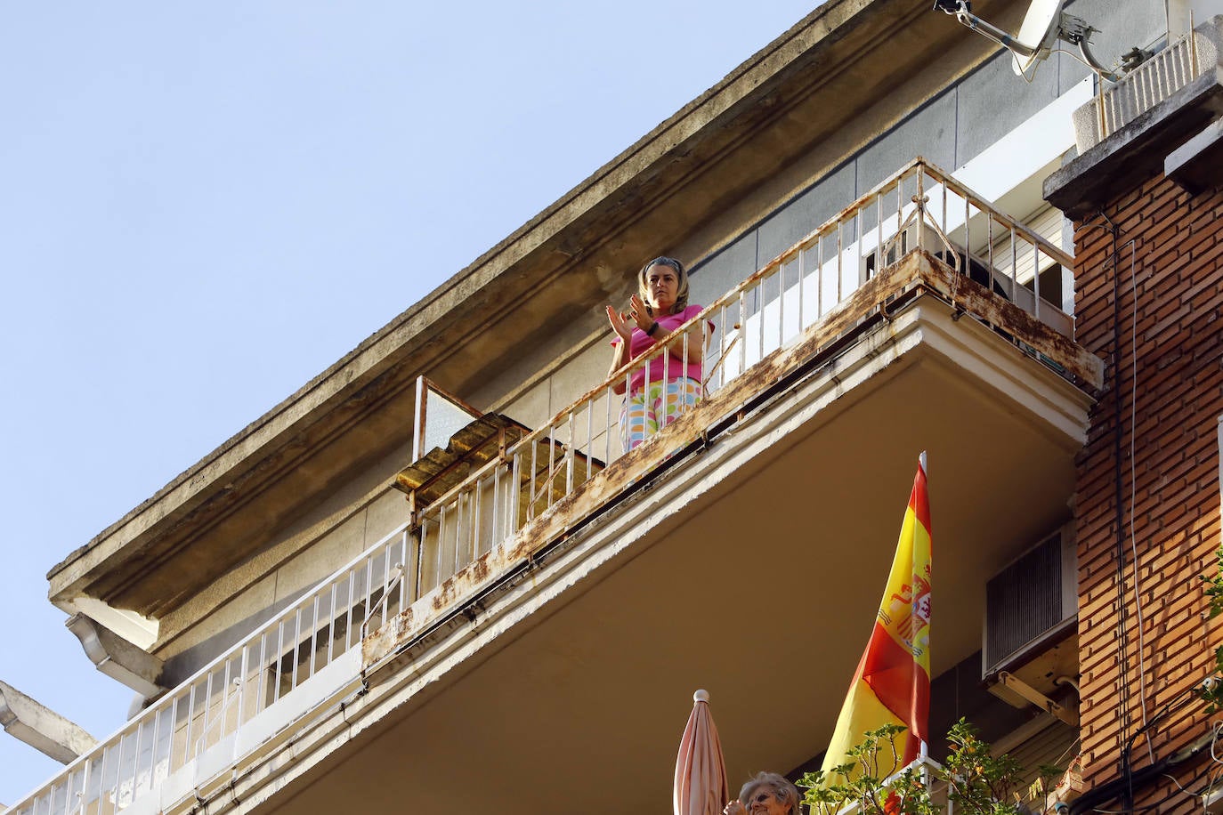 Los ciudadanos salen a los balcones para seguir mostrando el respeto que merecen quien nos cuida a todos