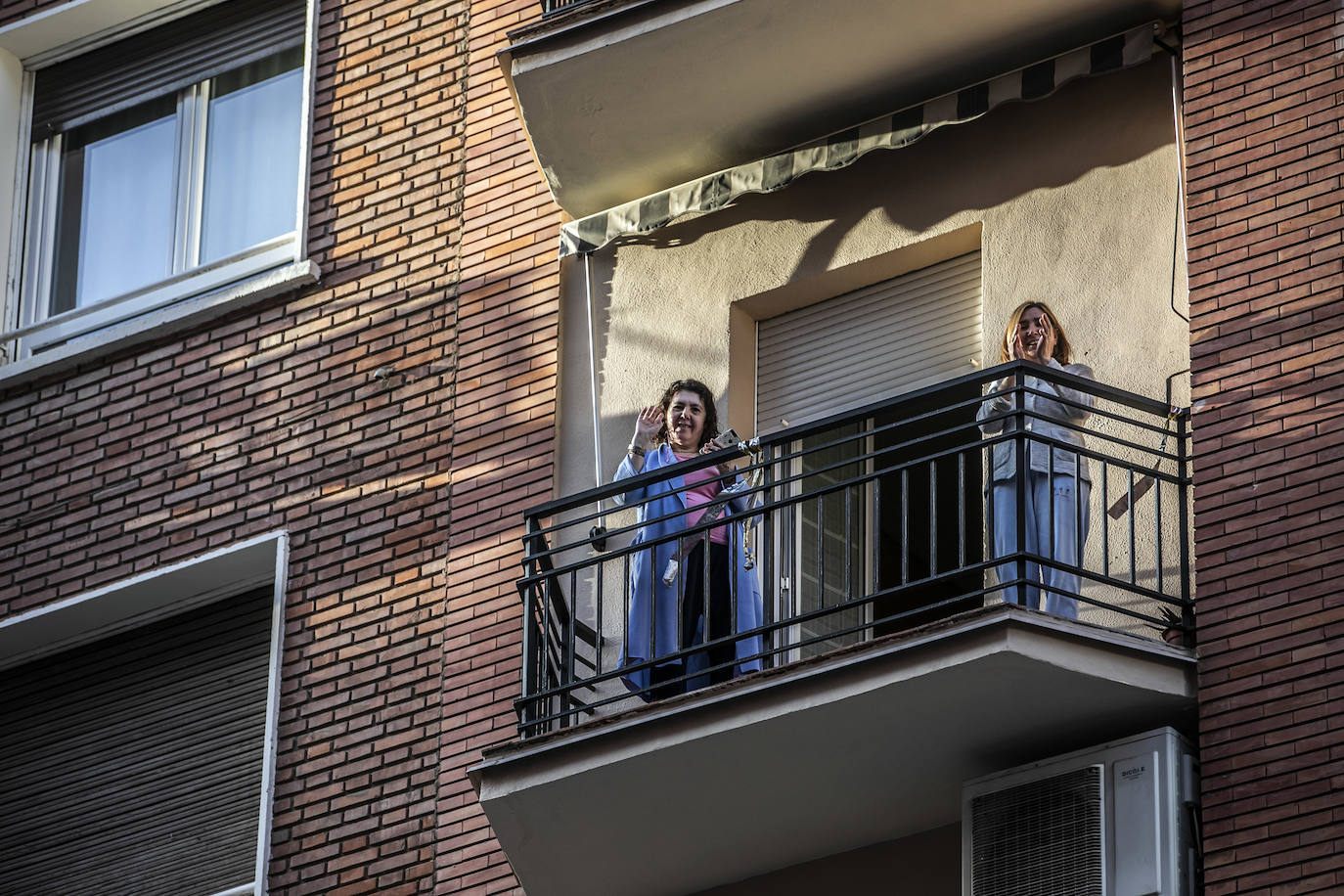 Los ciudadanos salen a los balcones para seguir mostrando el respeto que merecen quien nos cuida a todos