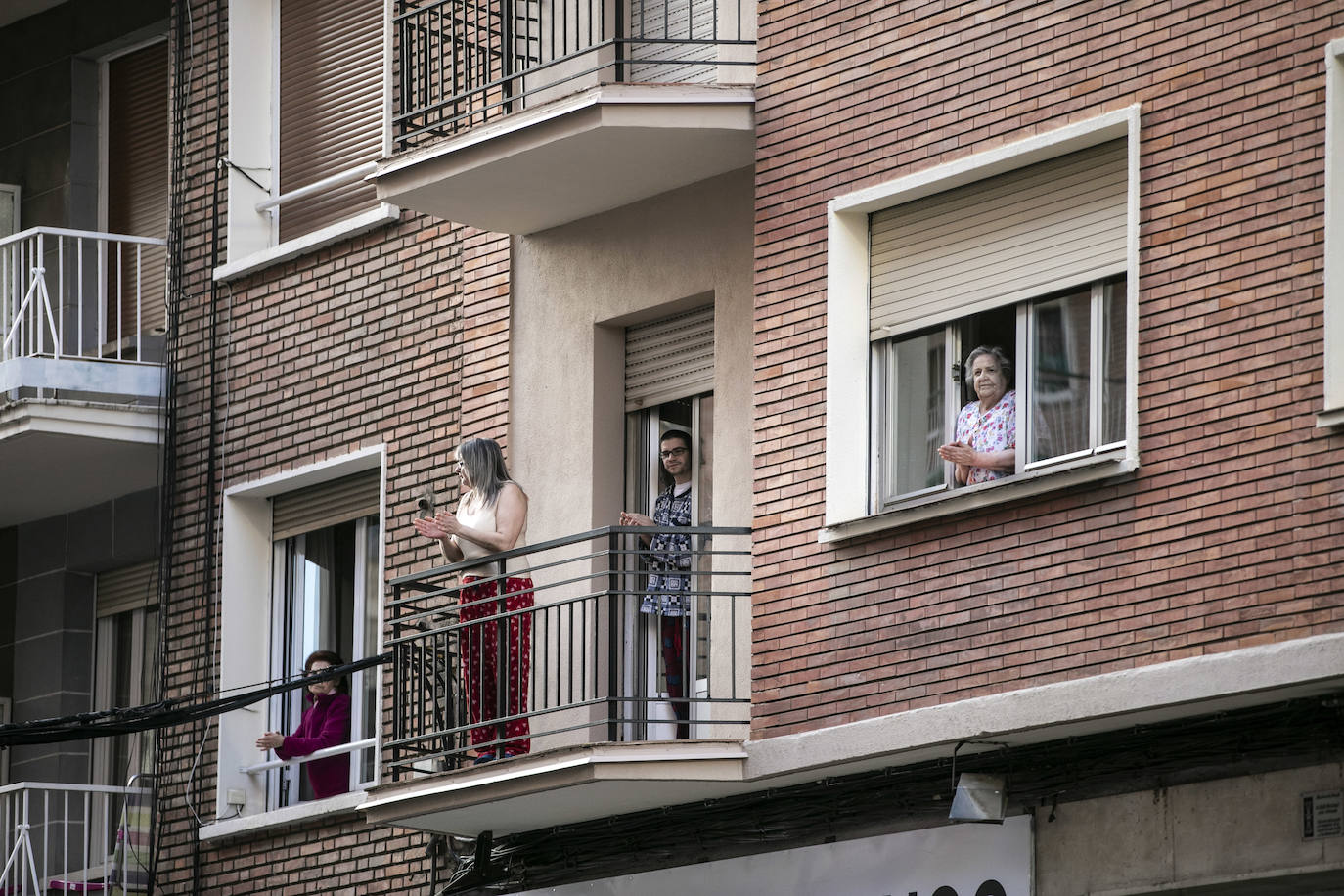 Los ciudadanos salen a los balcones para seguir mostrando el respeto que merecen quien nos cuida a todos