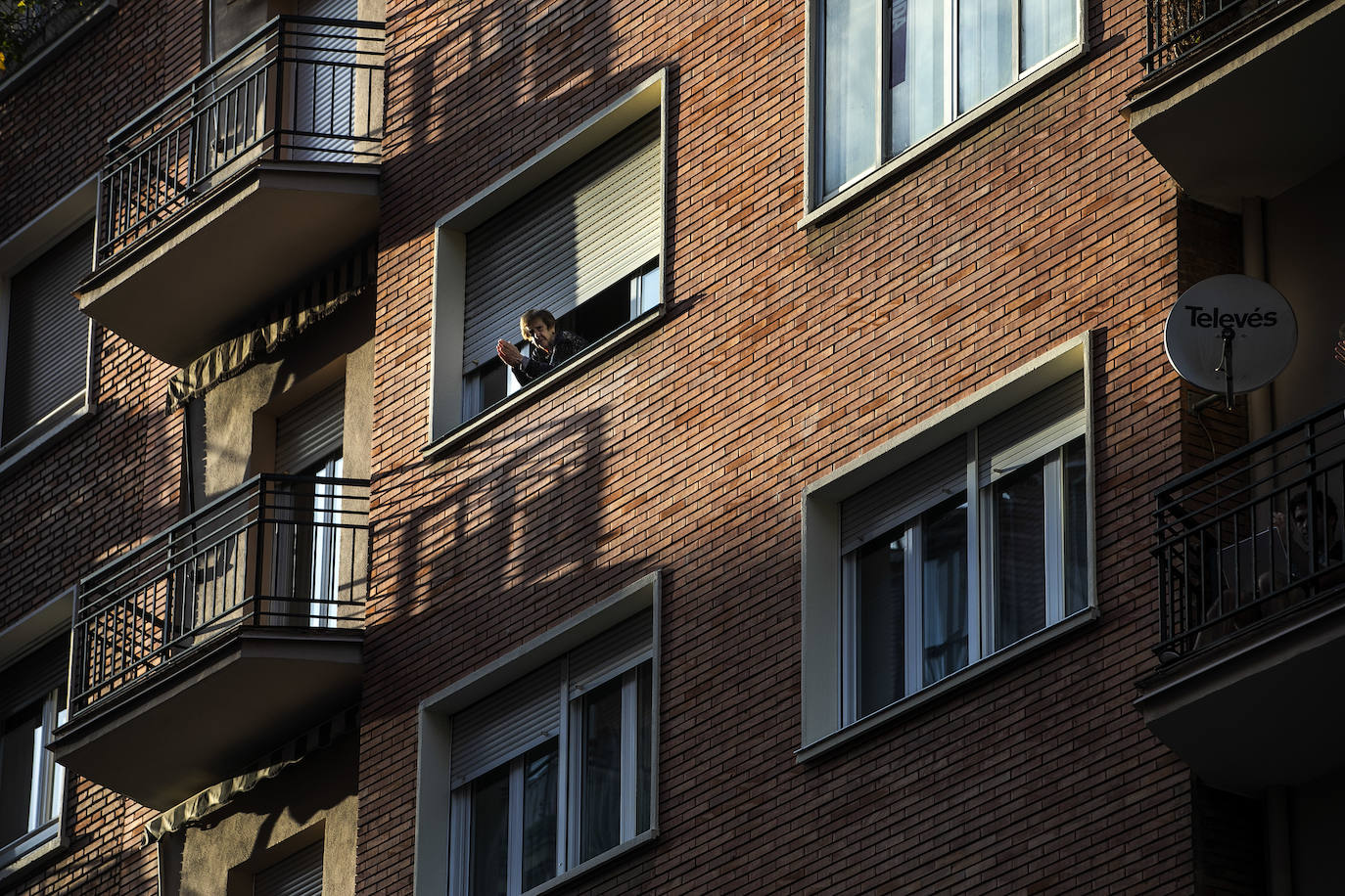 Los ciudadanos salen a los balcones para seguir mostrando el respeto que merecen quien nos cuida a todos