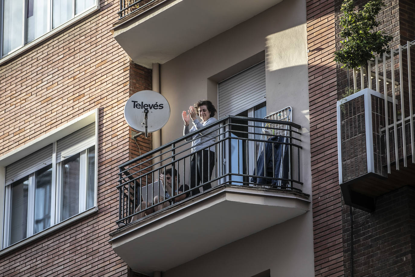 Los ciudadanos salen a los balcones para seguir mostrando el respeto que merecen quien nos cuida a todos