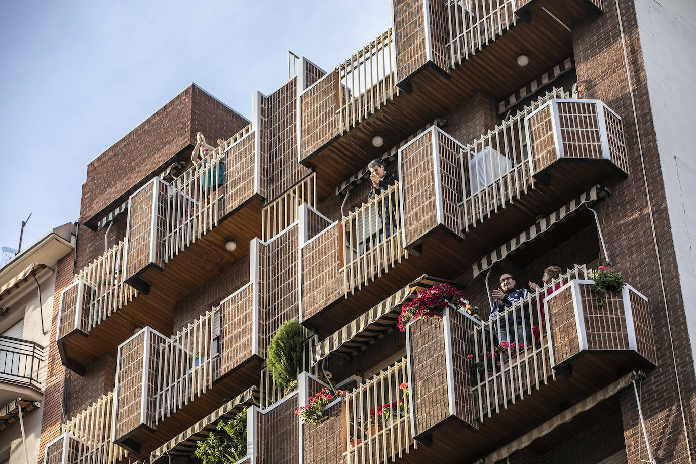 Los ciudadanos salen a los balcones para seguir mostrando el respeto que merecen quien nos cuida a todos