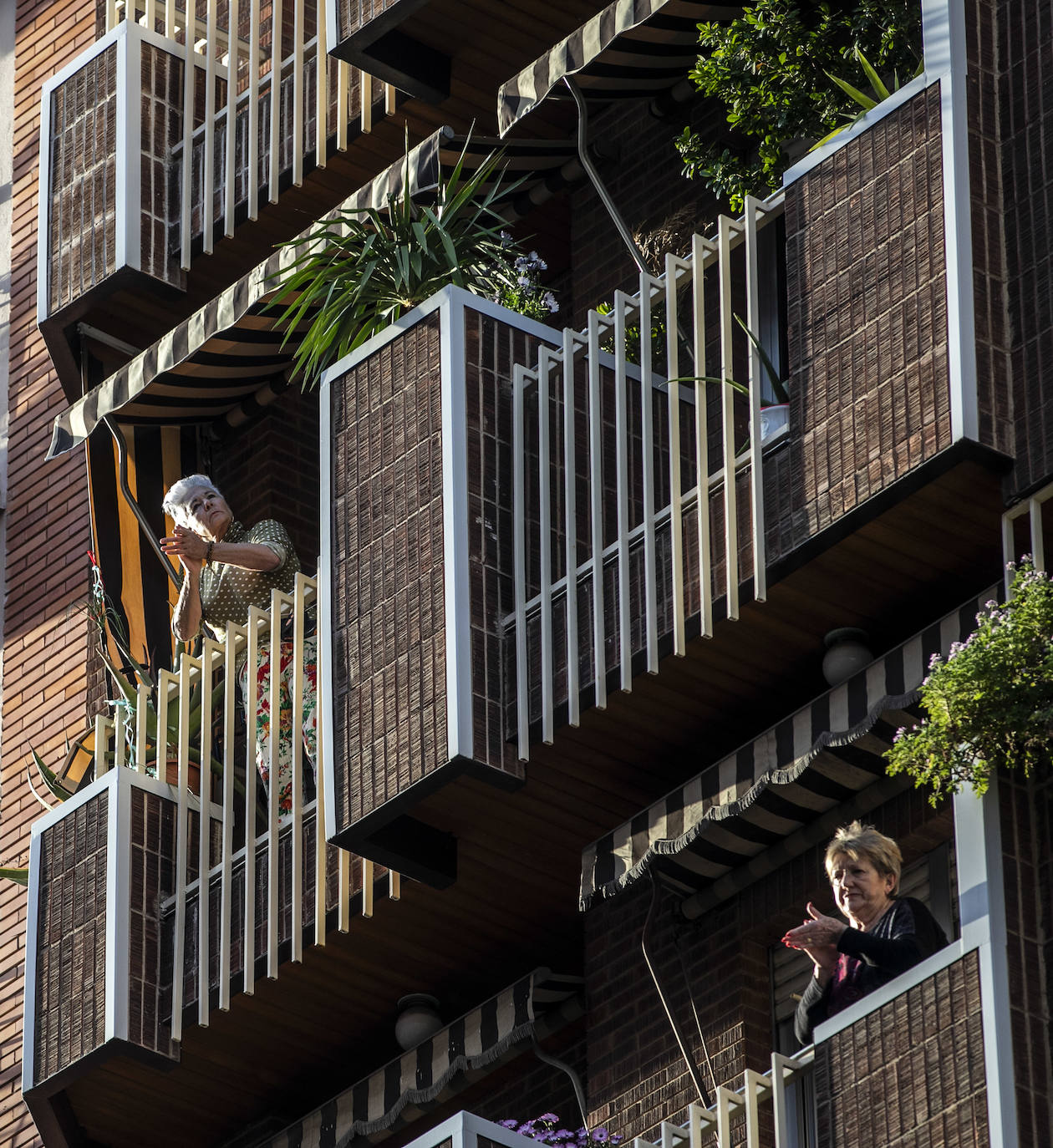 Los ciudadanos salen a los balcones para seguir mostrando el respeto que merecen quien nos cuida a todos