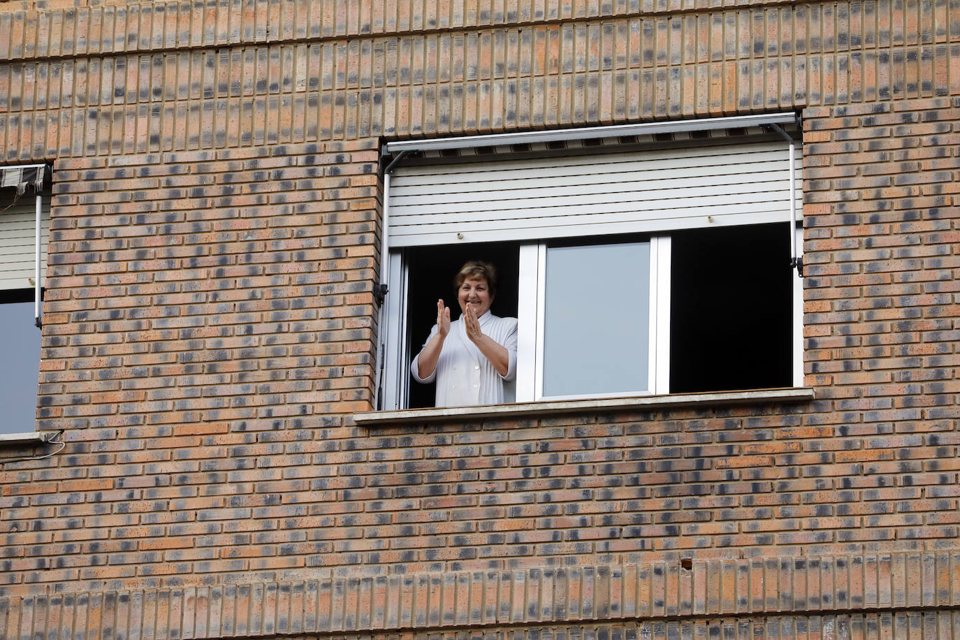 Los ciudadanos salen a los balcones para seguir mostrando el respeto que merecen quien nos cuida a todos