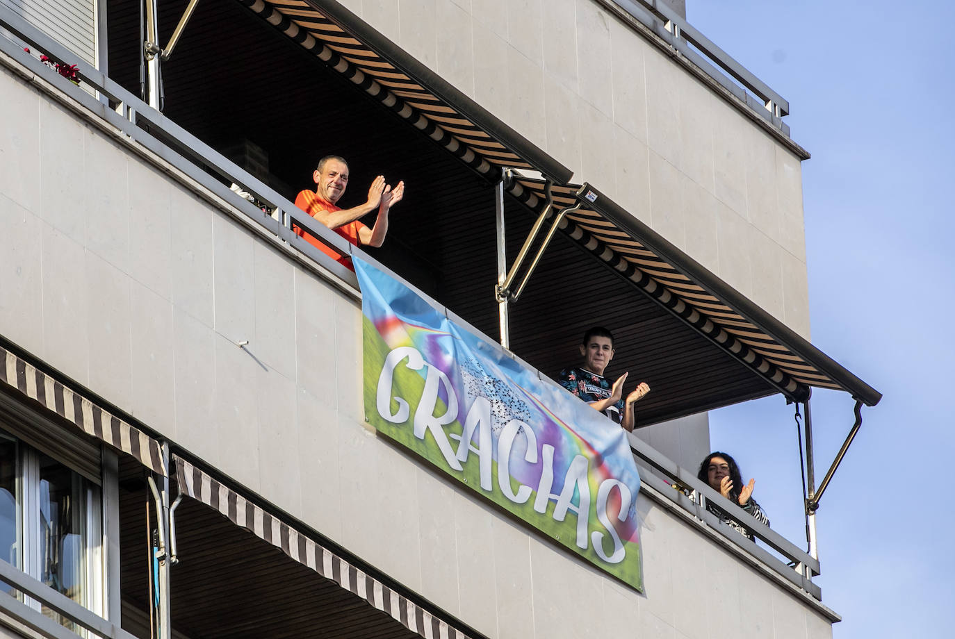 Los ciudadanos salen a los balcones para seguir mostrando el respeto que merecen quien nos cuida a todos