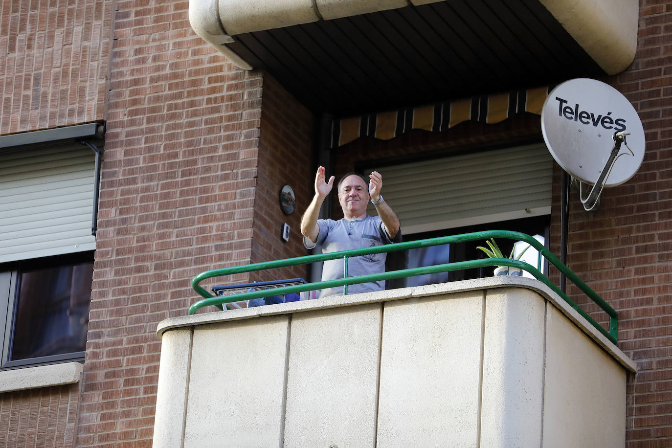 Los ciudadanos salen a los balcones para seguir mostrando el respeto que merecen quien nos cuida a todos