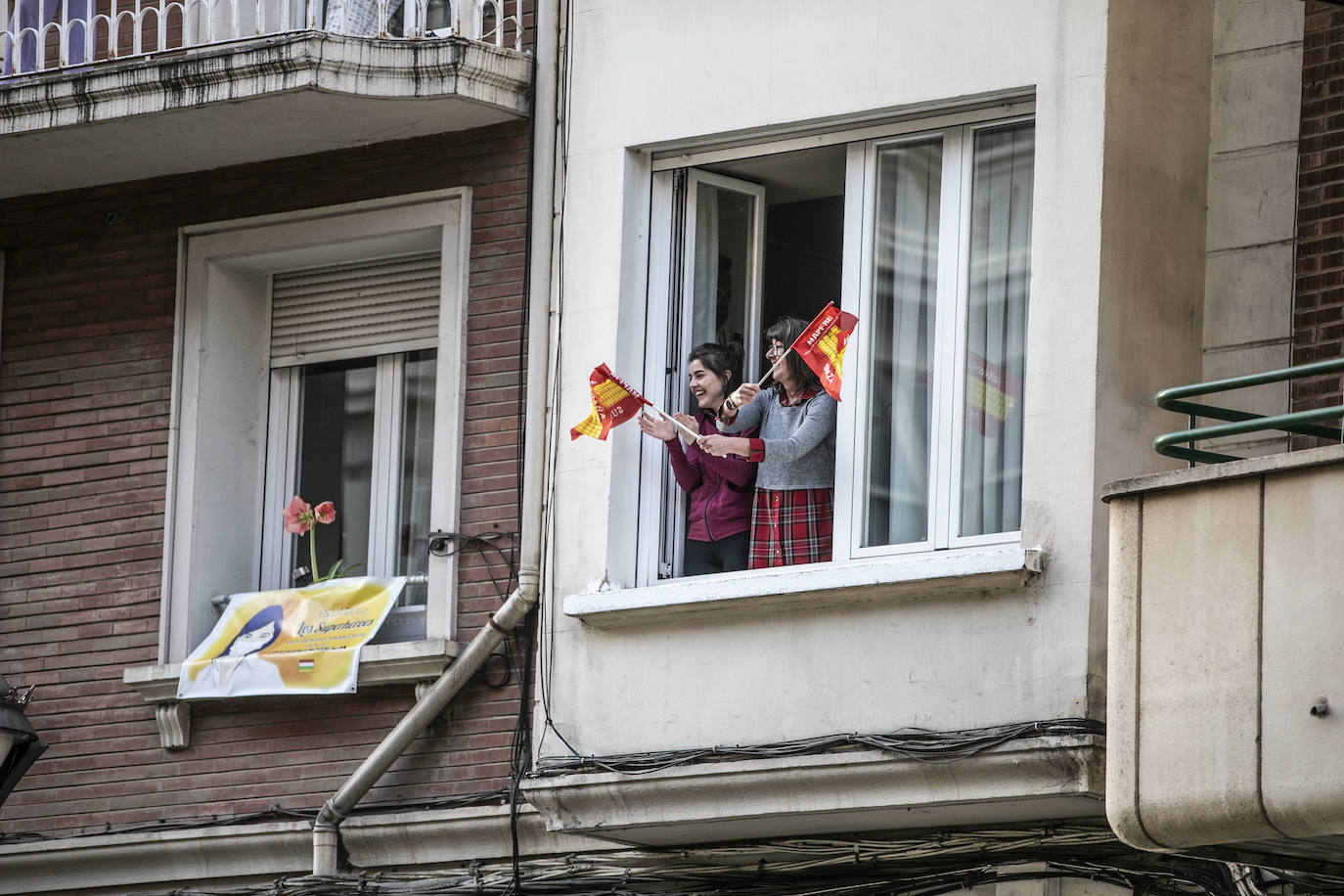 Los ciudadanos salen a los balcones para seguir mostrando el respeto que merecen quien nos cuida a todos