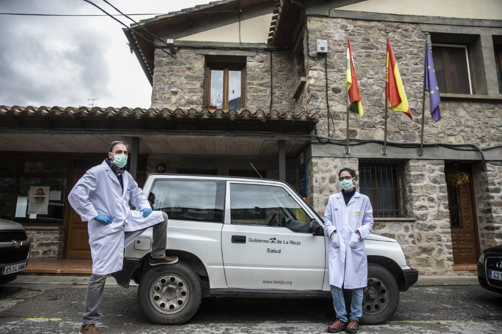 «Un lugar privilegiado». Juanjo Riaño y Rosa María Stolle, enfermero y médico del consultorio médico de San Román de Cameros.