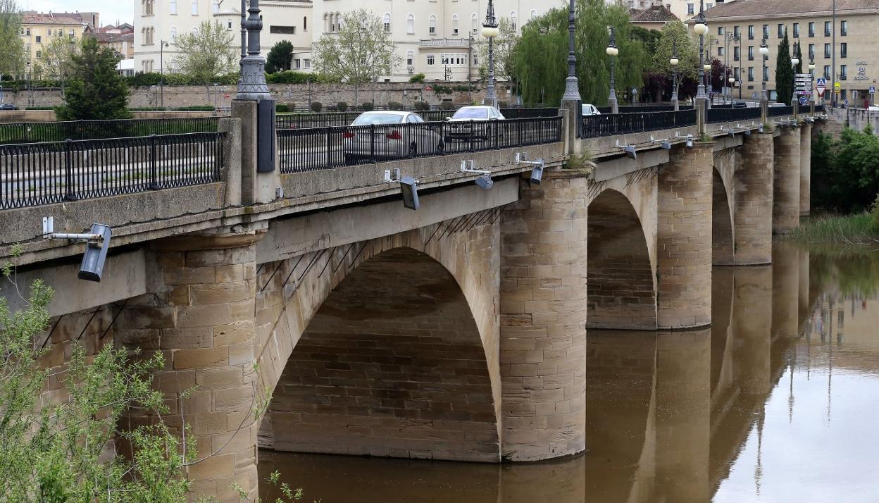 El Puente de Piedra, ya de obras y cerrado desde hoy