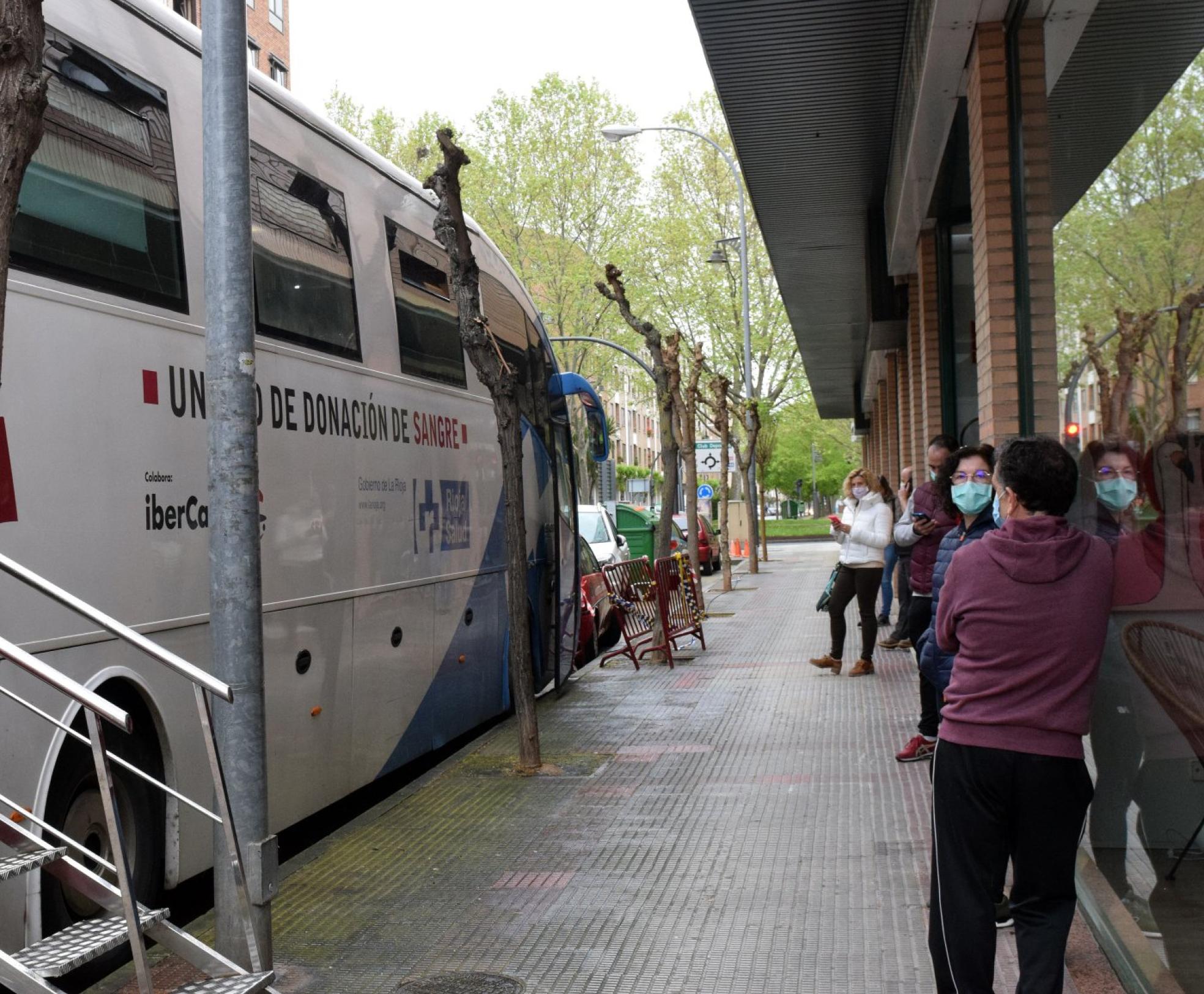 Colas para donar sangre en la calle Club Deportivo de Logroño, una escena atípica en el periplo del autobús