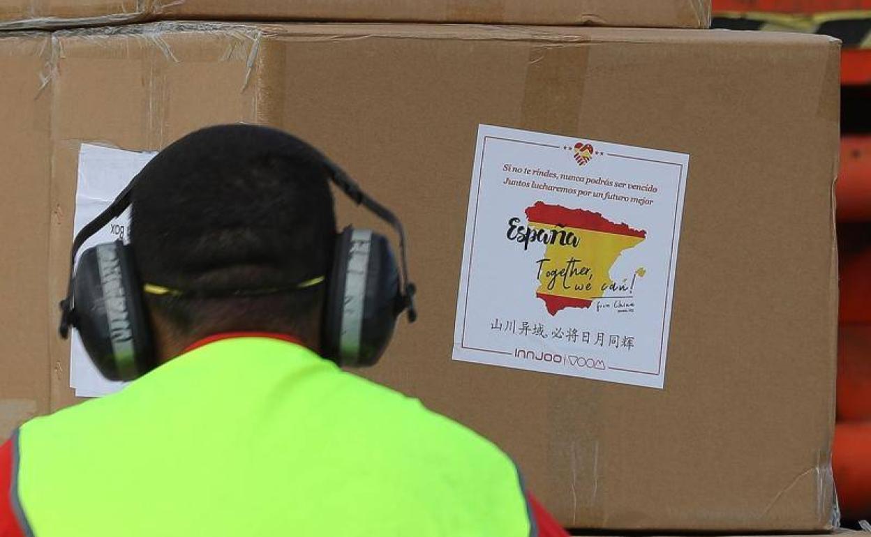 Un envío de material sanitario llega al aeropuerto de Gran Canaria.