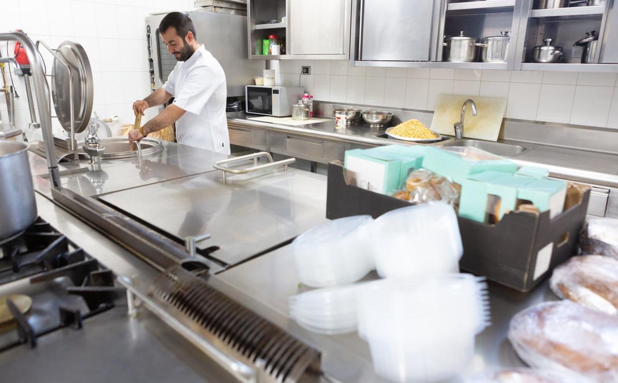 Un cocinero prepara el menú de la Cocina Económica de Logroño, en una imagen de archivo. 