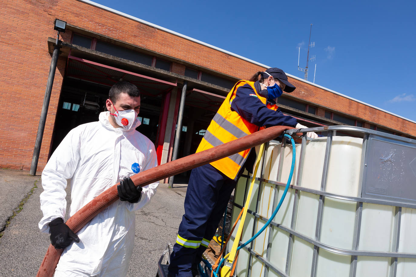 reinta y cinco voluntarios luchan contra el COVID-19