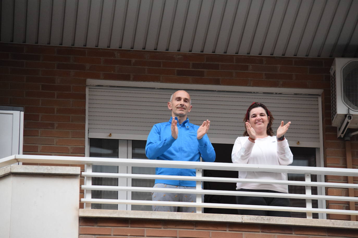 Este sábado 25 de abril, como el primer día, Logroño sigue homenajeando a los sanitarios.