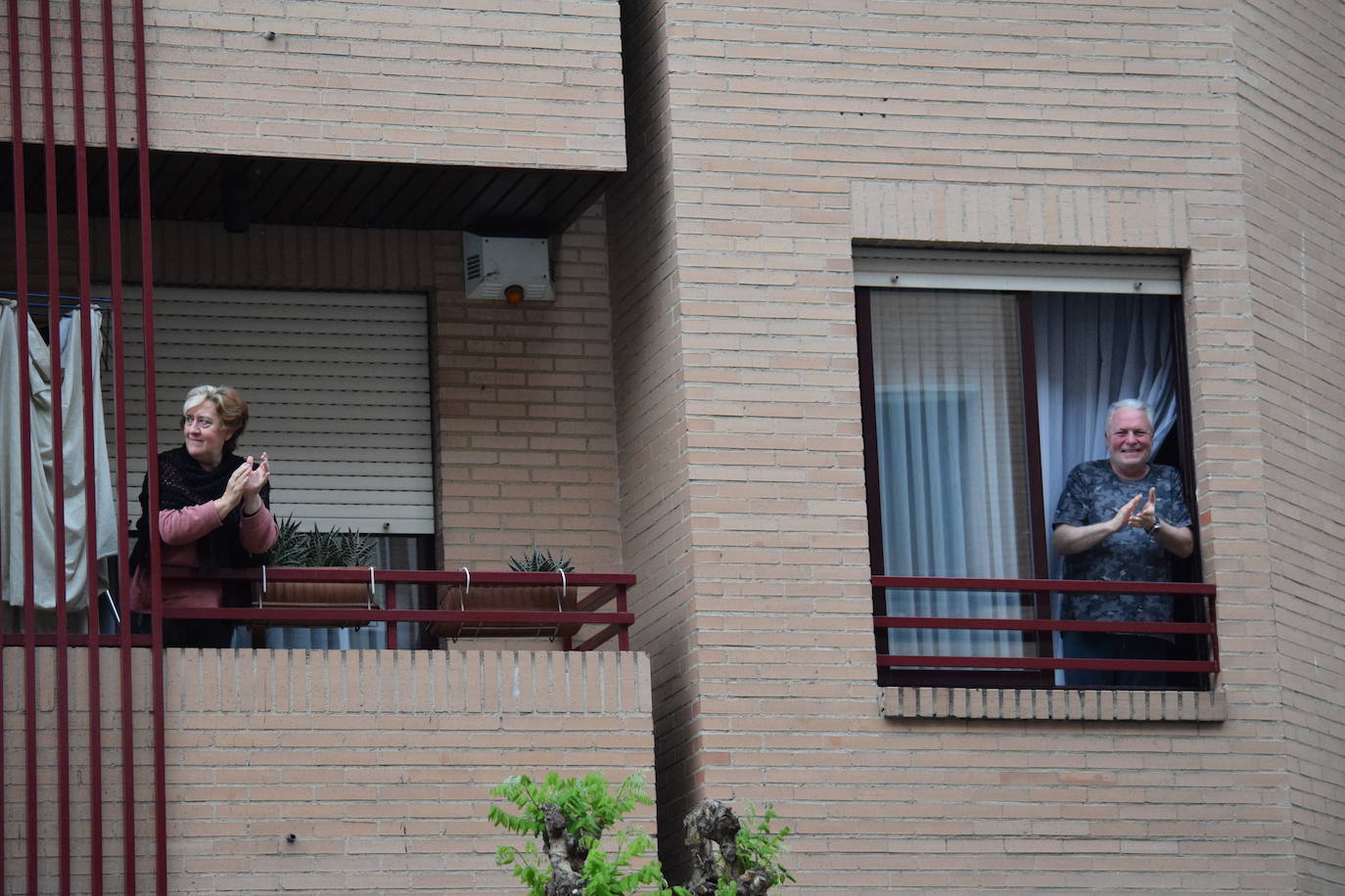 Este sábado 25 de abril, como el primer día, Logroño sigue homenajeando a los sanitarios.