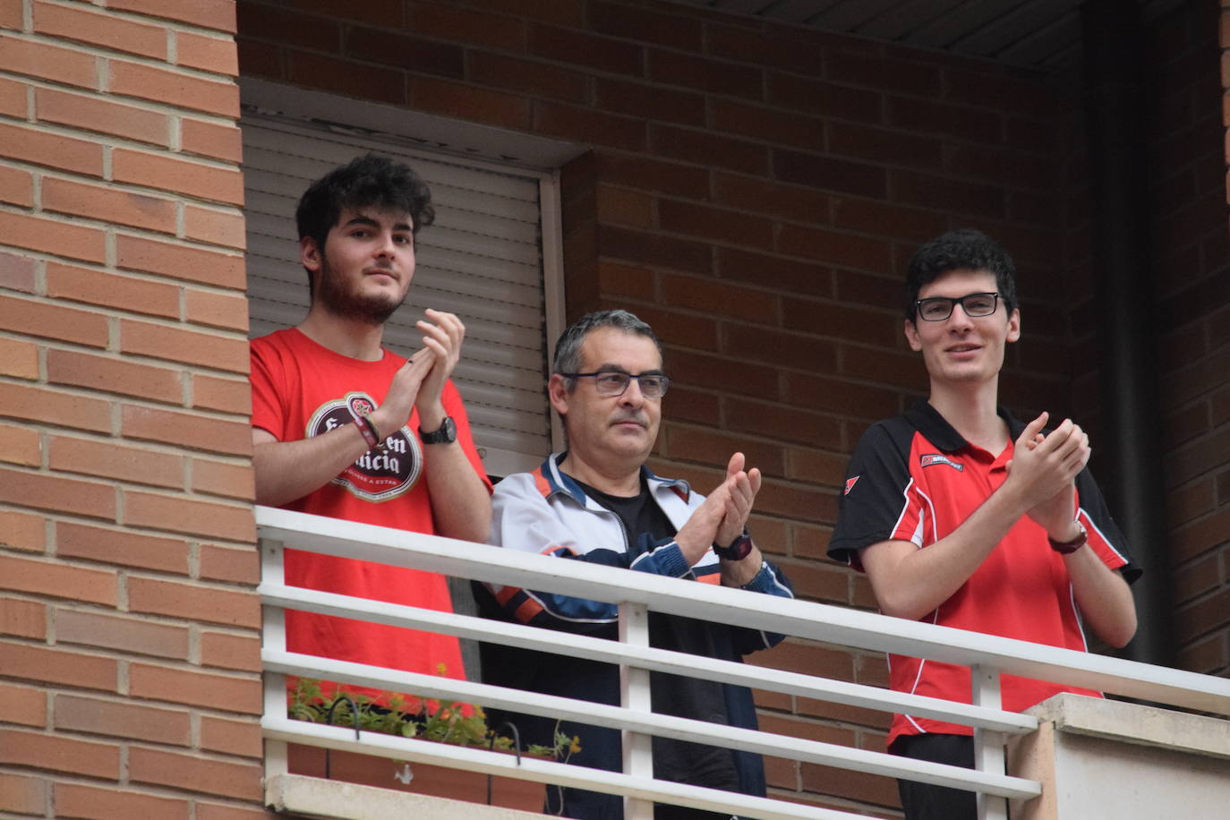 Este sábado 25 de abril, como el primer día, Logroño sigue homenajeando a los sanitarios.