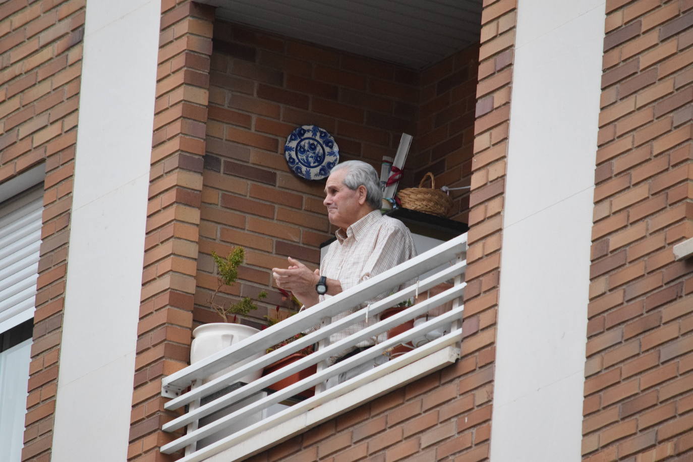 Este sábado 25 de abril, como el primer día, Logroño sigue homenajeando a los sanitarios.