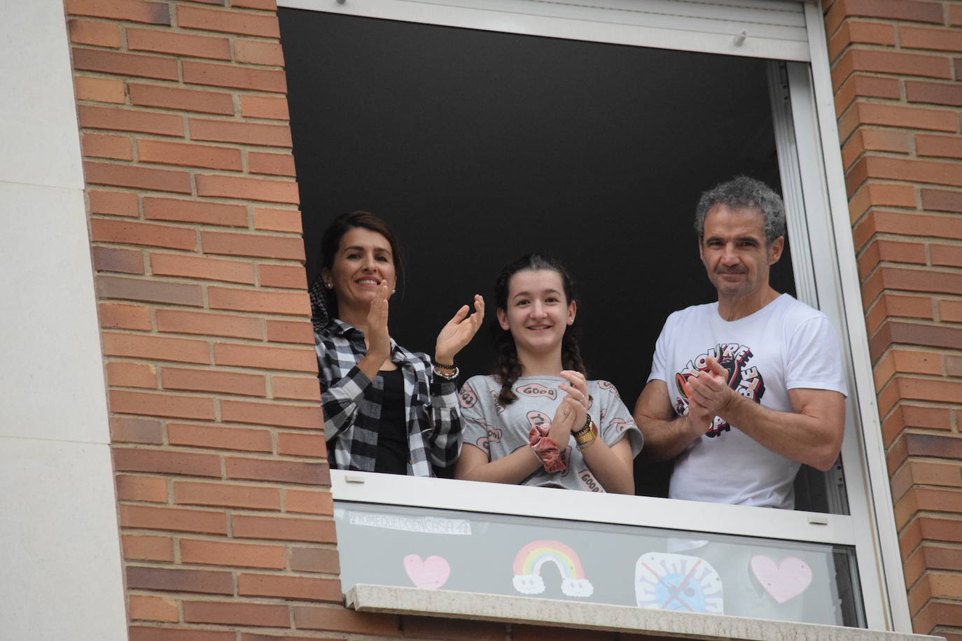 Este sábado 25 de abril, como el primer día, Logroño sigue homenajeando a los sanitarios.