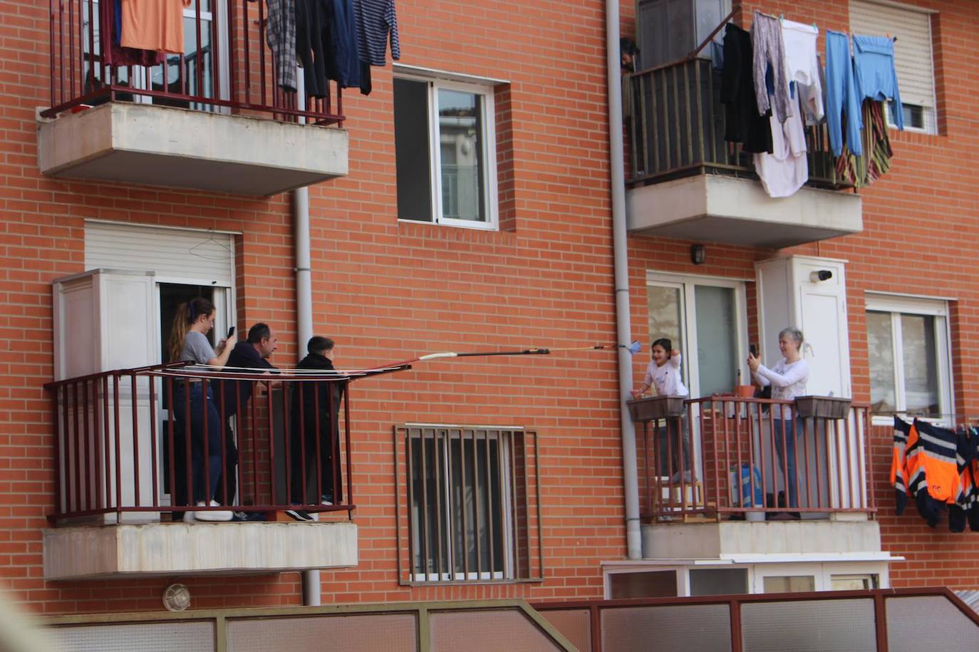 Desde sus balcones y ventanas. Así están celebrando los calceatenses el Día de la Gaita.