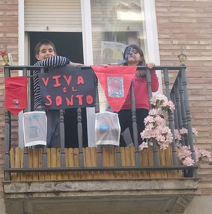 Desde sus balcones y ventanas. Así están celebrando los calceatenses el Día de la Gaita.