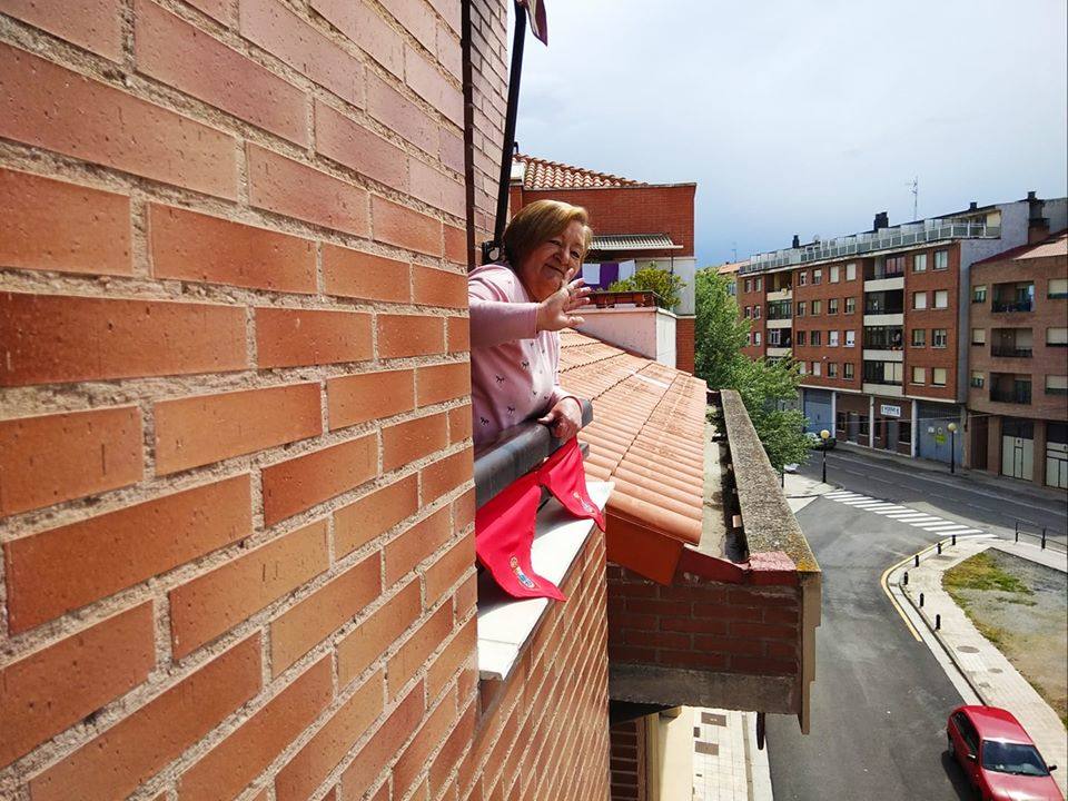 Desde sus balcones y ventanas. Así están celebrando los calceatenses el Día de la Gaita.