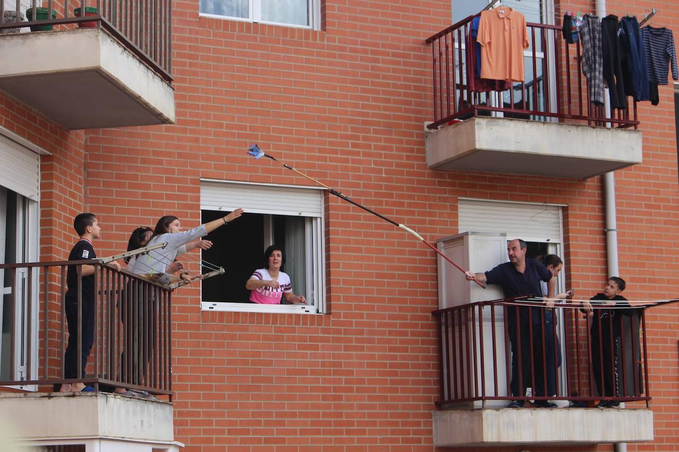 Desde sus balcones y ventanas. Así están celebrando los calceatenses el Día de la Gaita.