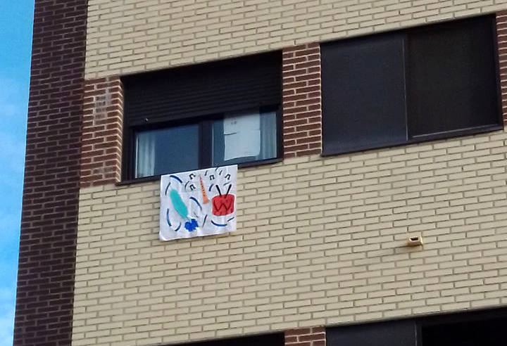 Desde sus balcones y ventanas. Así están celebrando los calceatenses el Día de la Gaita.