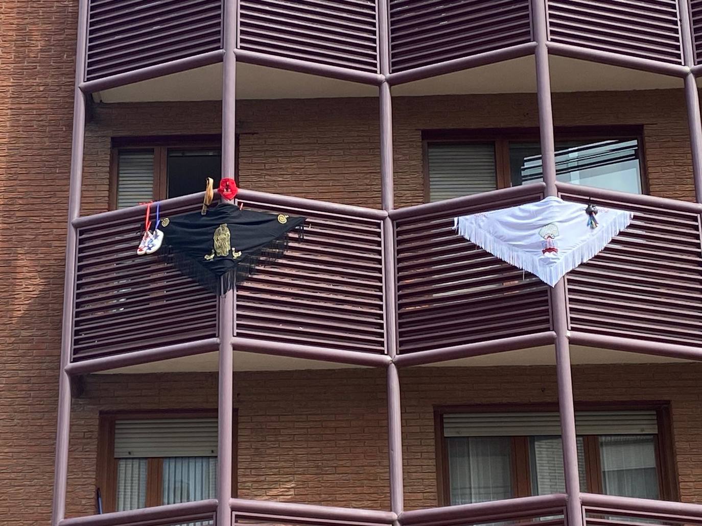 Desde sus balcones y ventanas. Así están celebrando los calceatenses el Día de la Gaita.