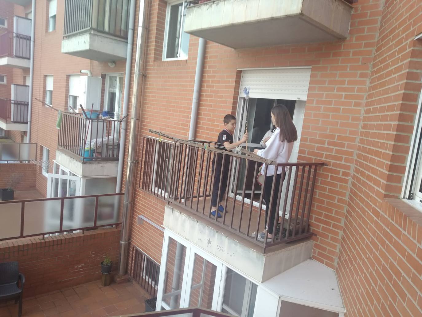 Desde sus balcones y ventanas. Así están celebrando los calceatenses el Día de la Gaita.