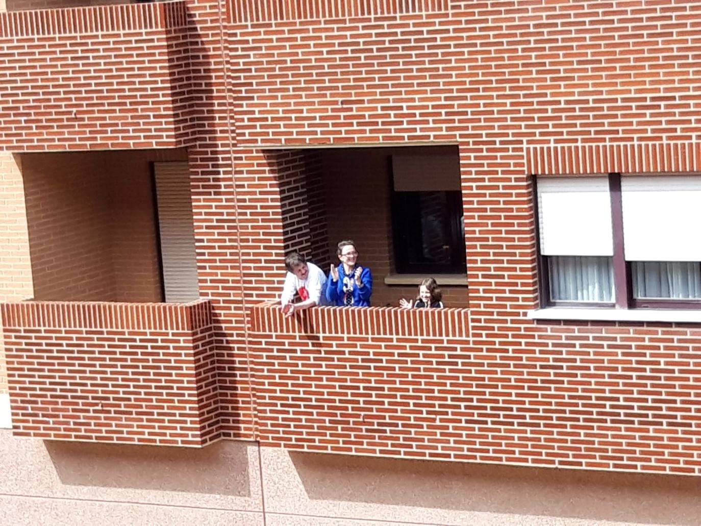 Desde sus balcones y ventanas. Así están celebrando los calceatenses el Día de la Gaita.