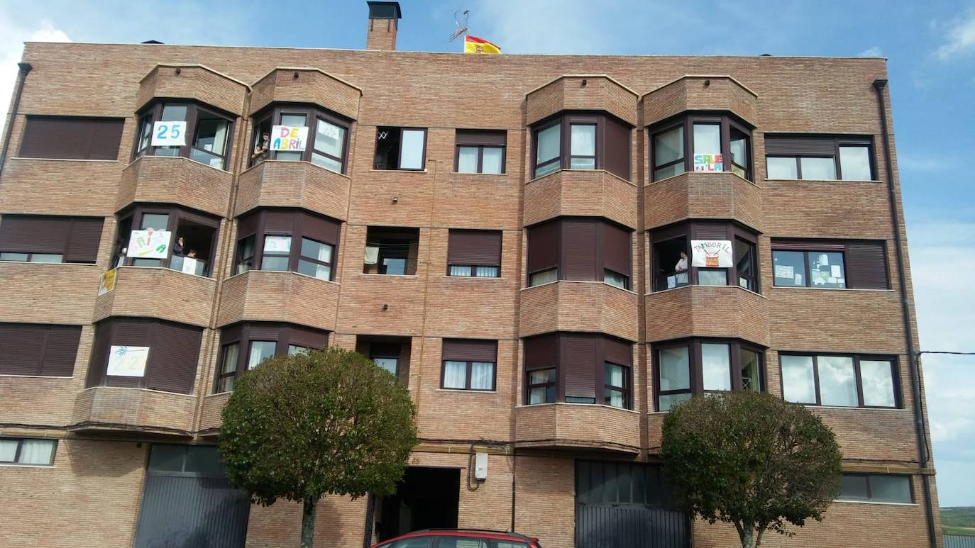 Desde sus balcones y ventanas. Así están celebrando los calceatenses el Día de la Gaita.