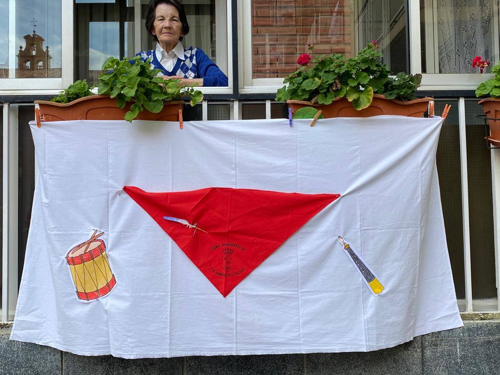 Desde sus balcones y ventanas. Así están celebrando los calceatenses el Día de la Gaita.