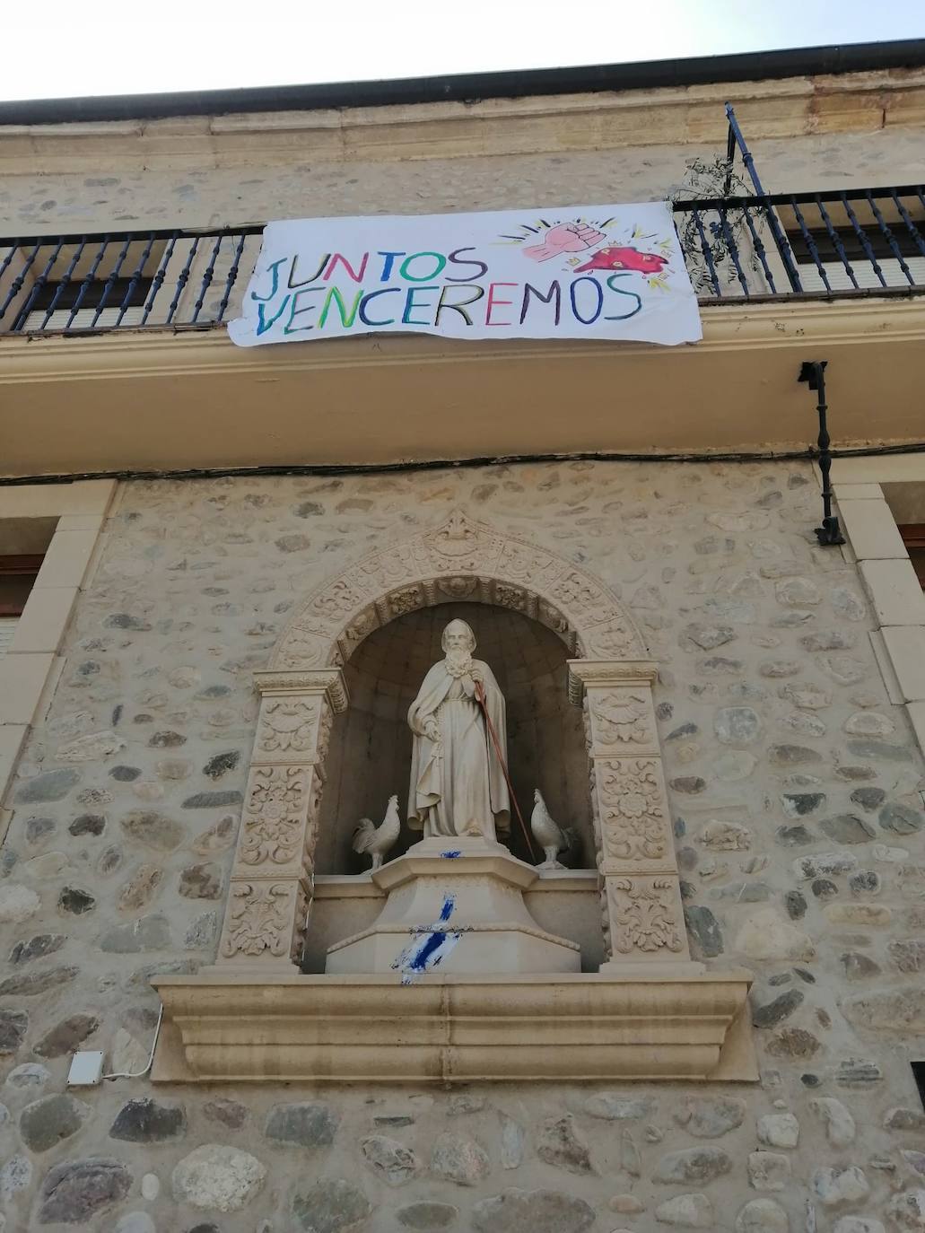 Desde sus balcones y ventanas. Así están celebrando los calceatenses el Día de la Gaita.