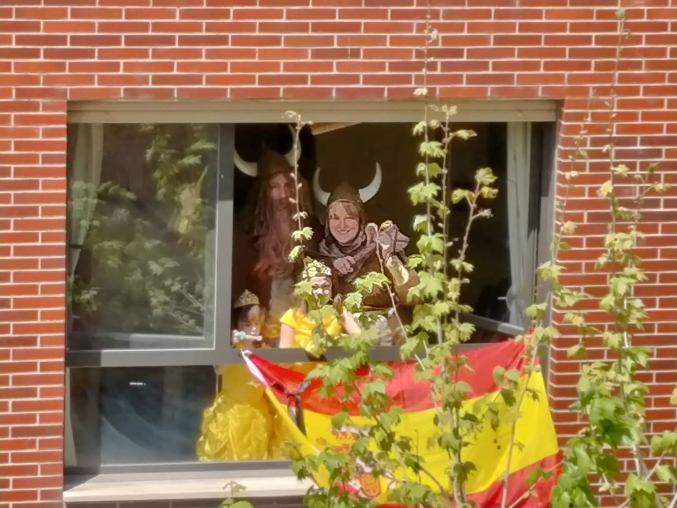 Un vermú de disfraces en la calle Monasterio de Yuso del barrio de La Estrella.