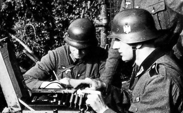 Imagen principal - Militares nazis manejando una máquina 'Enigma'. E.C. || t El matemático británico Alan Turing en una imagen de su juventud. E.C. || 