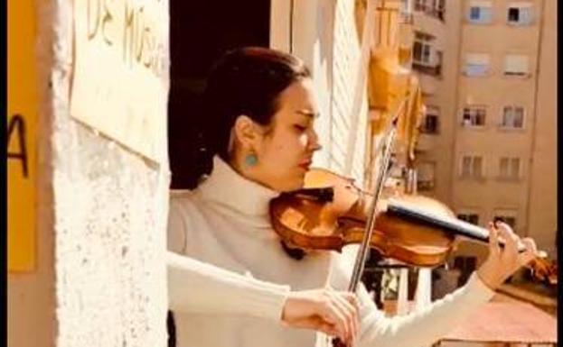 Aitana Rosón tocando su violín.