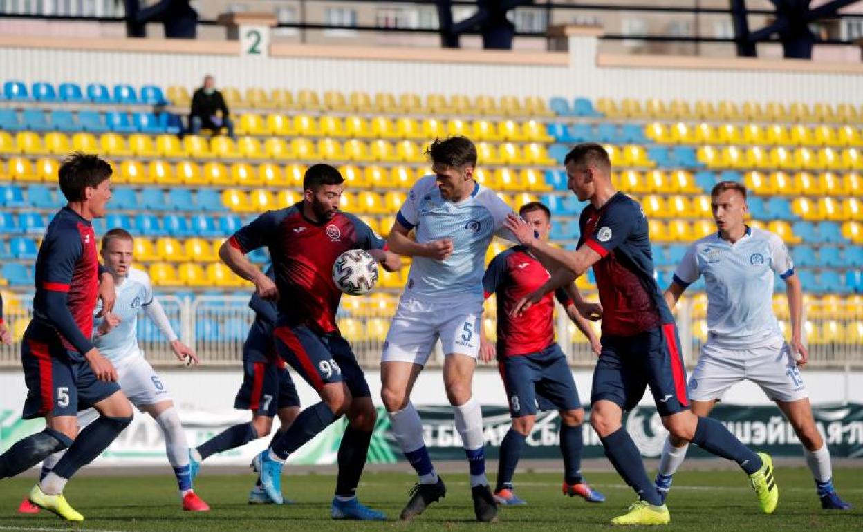 Un partido de la liga bielorrusa, con las gradas prácticamente vacías. 