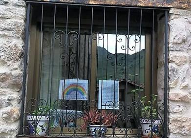 Imagen secundaria 1 - Coronavirus en La Rioja: Los niños de Anguiano animan a sus mayores en el confinamiento