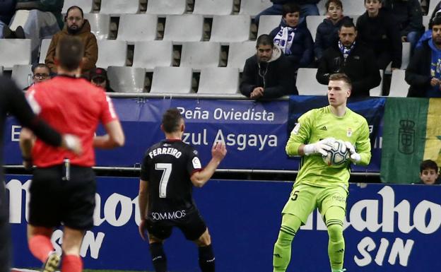 Lunin, en un partido del Oviedo. 