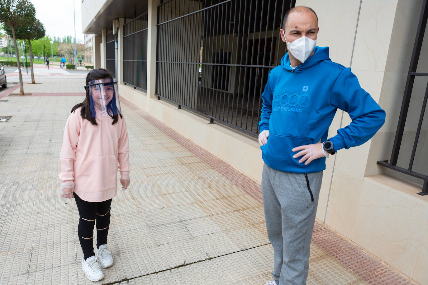 Los menores de 14 años han podido salir este domingo a dar un paseo de una hora.